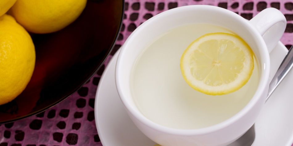 Siete razones por las que deberías tomar agua tibia con limón en ayunas