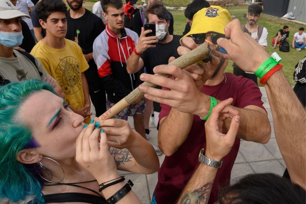 Aunque muchos países han despenalizado el consumo y la posesión de marihuana, eximiendo de penas de prisión a los consumidores, son menos los que ofrecen un marco legal para su cultivo y consumo.