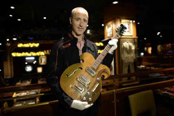 Guitarra usada por John Lennon y George Harrison es subastada