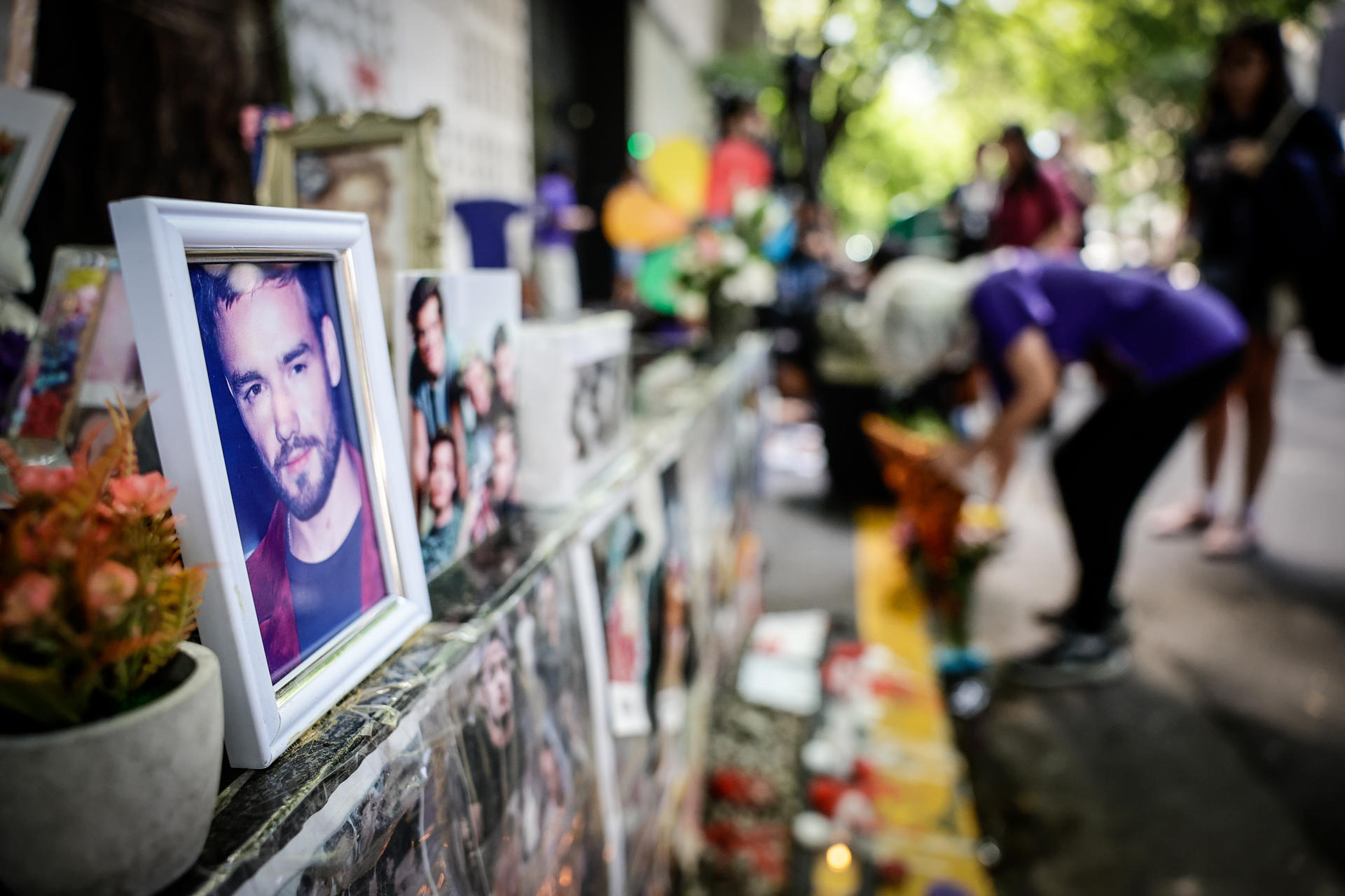 AME8646. BUENOS AIRES (ARGENTINA), 16/10/2025.- Fotografía de un altar en honor al cantante británico Liam Payne a un año de su fallecimiento, este jueves, en Buenos Aires (Argentina). A un año de la muerte dePayne en un hotel de Buenos Aires, sus familiares y seguidores esperan el inicio de un juicio que, contra la voluntad de la Fiscalía argentina, sentará en el banquillo a solo a dos de los cinco procesados al inicio. EFE/ Juan Ignacio Roncoroni