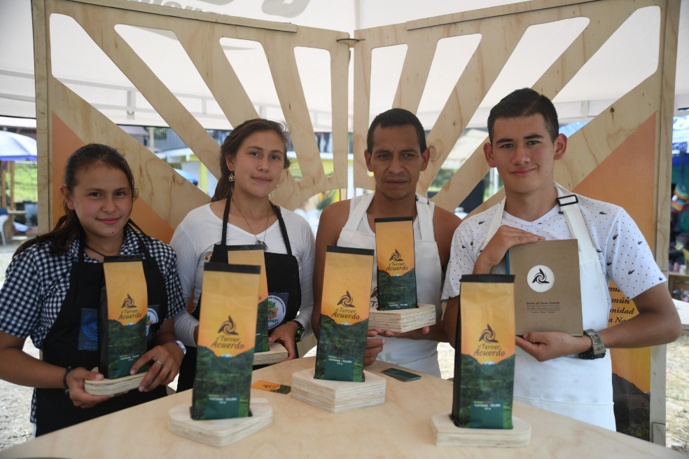En medio de la segunda edición de Expo Planadas, los excombatientes de las Farc que residen en el espacio de reincorporación de Marquetalia lanzaron el café El Tercer Acuerdo.Gustavo Torrijos.El Tercer Acuerdo es producto de la Mesa Técnica de Café en Planadas, que desde 2018 ha venido liderando la Agencia para la Reincorporación y la Normalización (ARN) como un espacio en el que los excombatientes se articulen con la comunidad indígena y las familias cafeteras de la zona para el proyecto productivo del café.