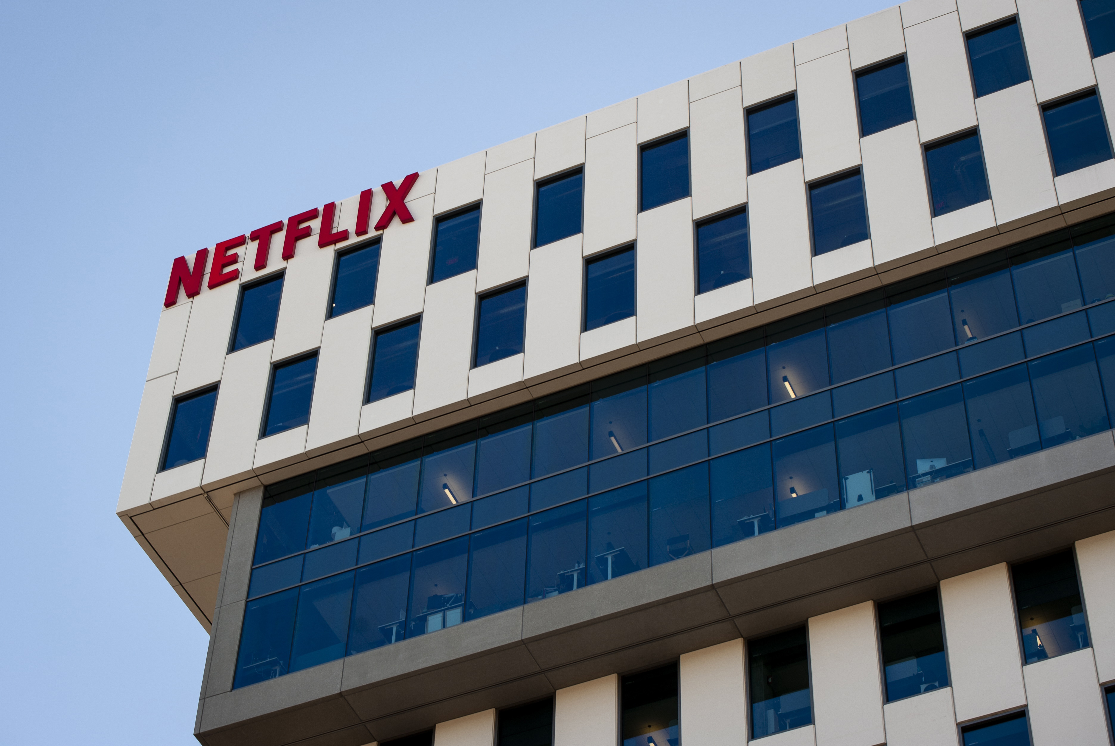 AME3151. BOGOTÁ (COLOMBIA), 21/01/2025.- Fotografía de archivo del 18 octubre de 2019 del logo de Netflix en Los Ángeles, California (EE.UU.). Netflix informó este martes que sus beneficios netos aumentaron un 61,1 % en 2024 hasta situarse en 8.711 millones de dólares (unos 8.352 millones de euros), impulsado por un plan de aceleración de crecimiento que ha incrementado en un 16 % los ingresos de la plataforma durante el año. EFE/EPA/ Christian Monterrosa ARCHIVO