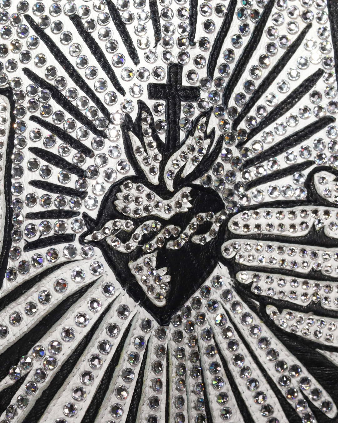 Corazón diseñado con joyas de Swarovski.