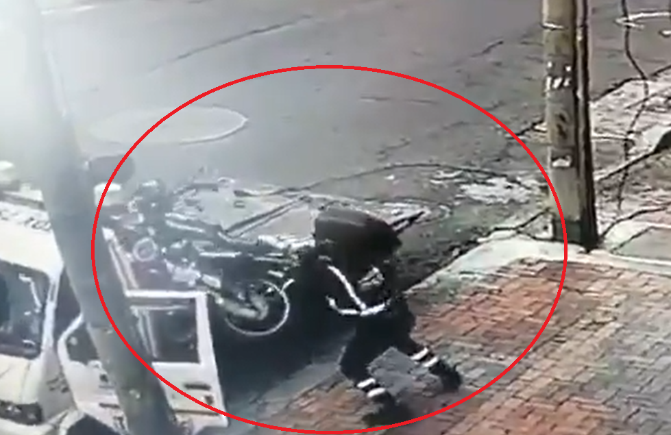 Video: sin registro ni croquis, y apenas en un minuto, inmovilizan moto en Bogotá