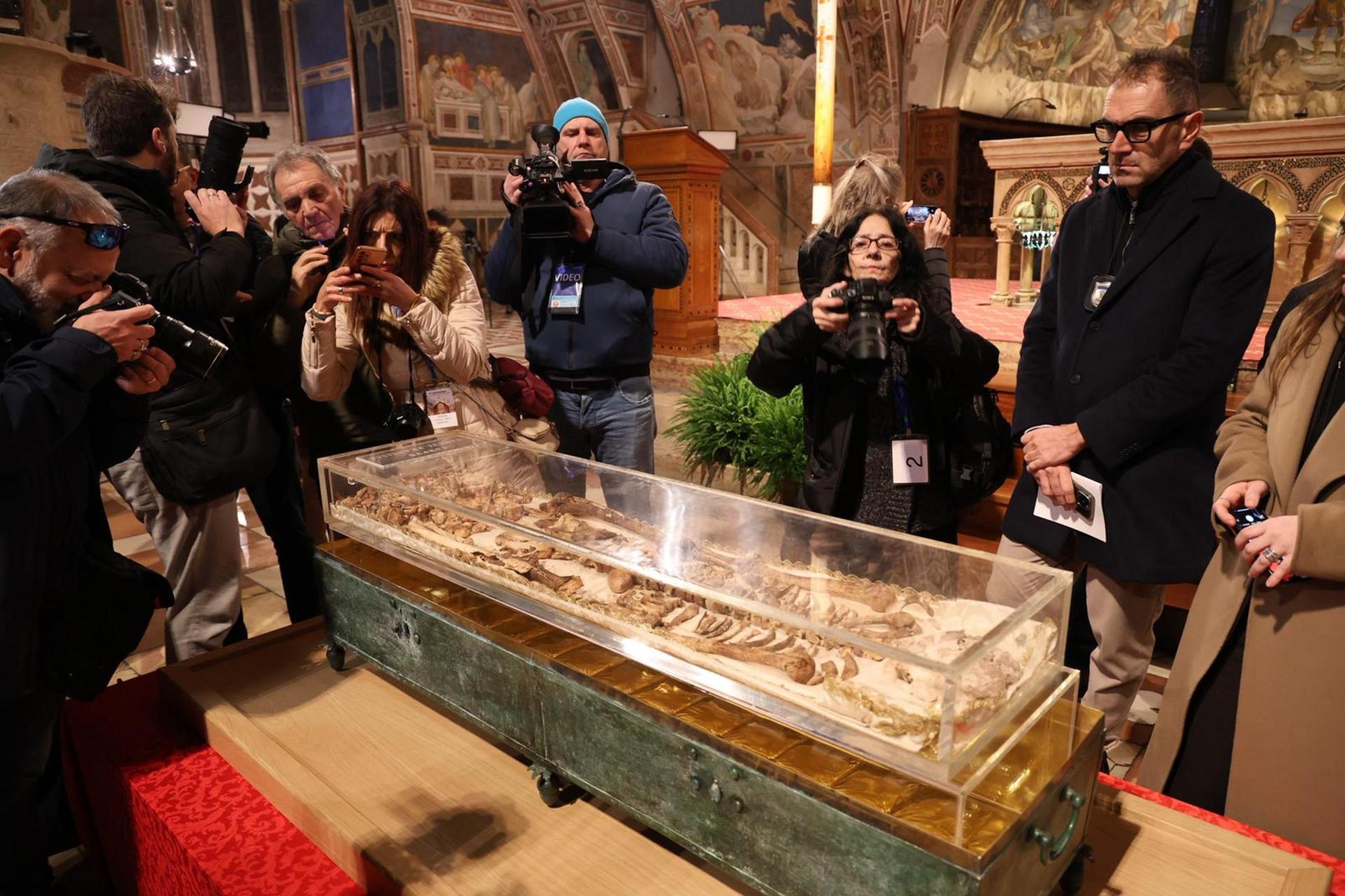 Los restos de San Francisco de Asís se exhiben por primera vez tras 800 años de su muerte