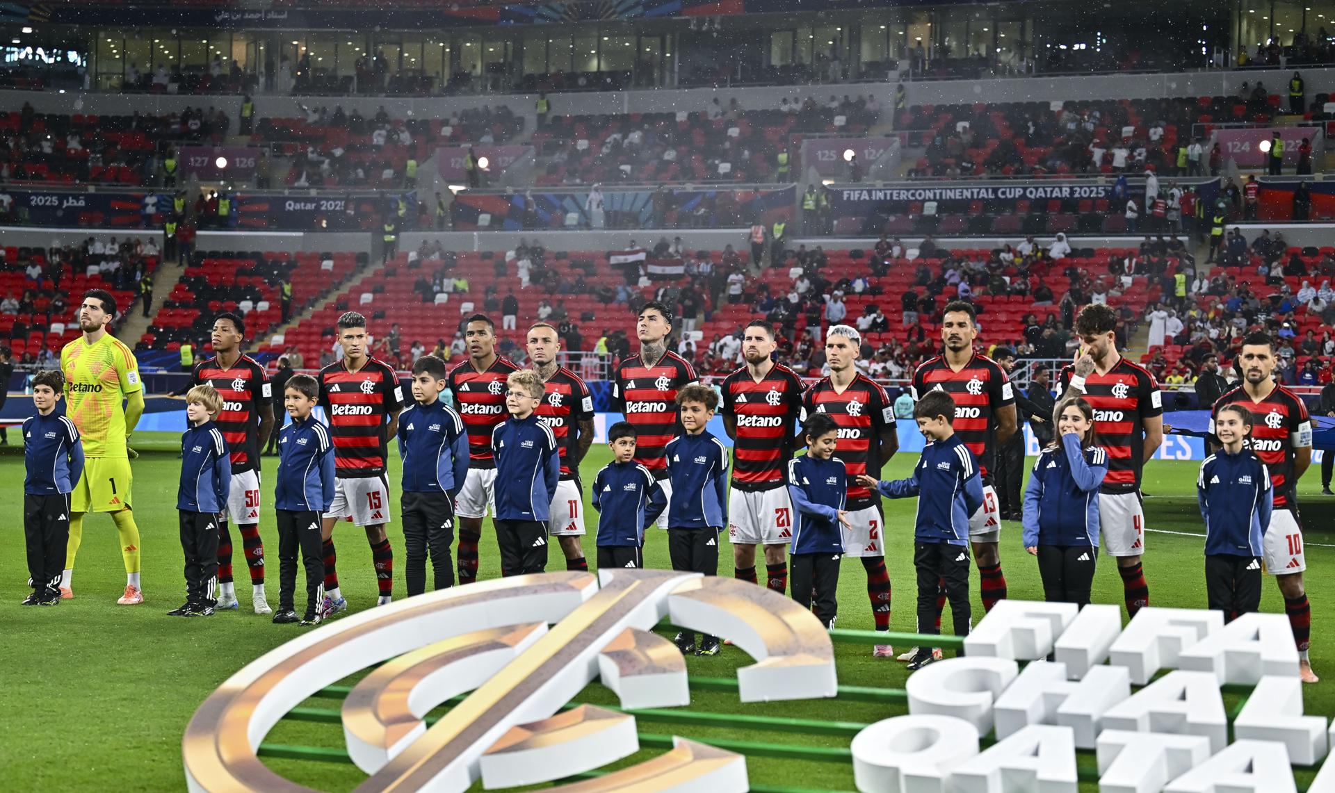 AL-RAYYAN (Qatar), 13/12/2025.- Players of CR Flamengo line up ahead of the FIFA Intercontinental Cup 2025 match between CR Flamengo and Pyramids FC, dubbed as the FIFA Challenger Cup 2025, in Al-Rayyan, Qatar, 13 December 2025. (Catar) EFE/EPA/NOUSHAD THEKKAYIL
