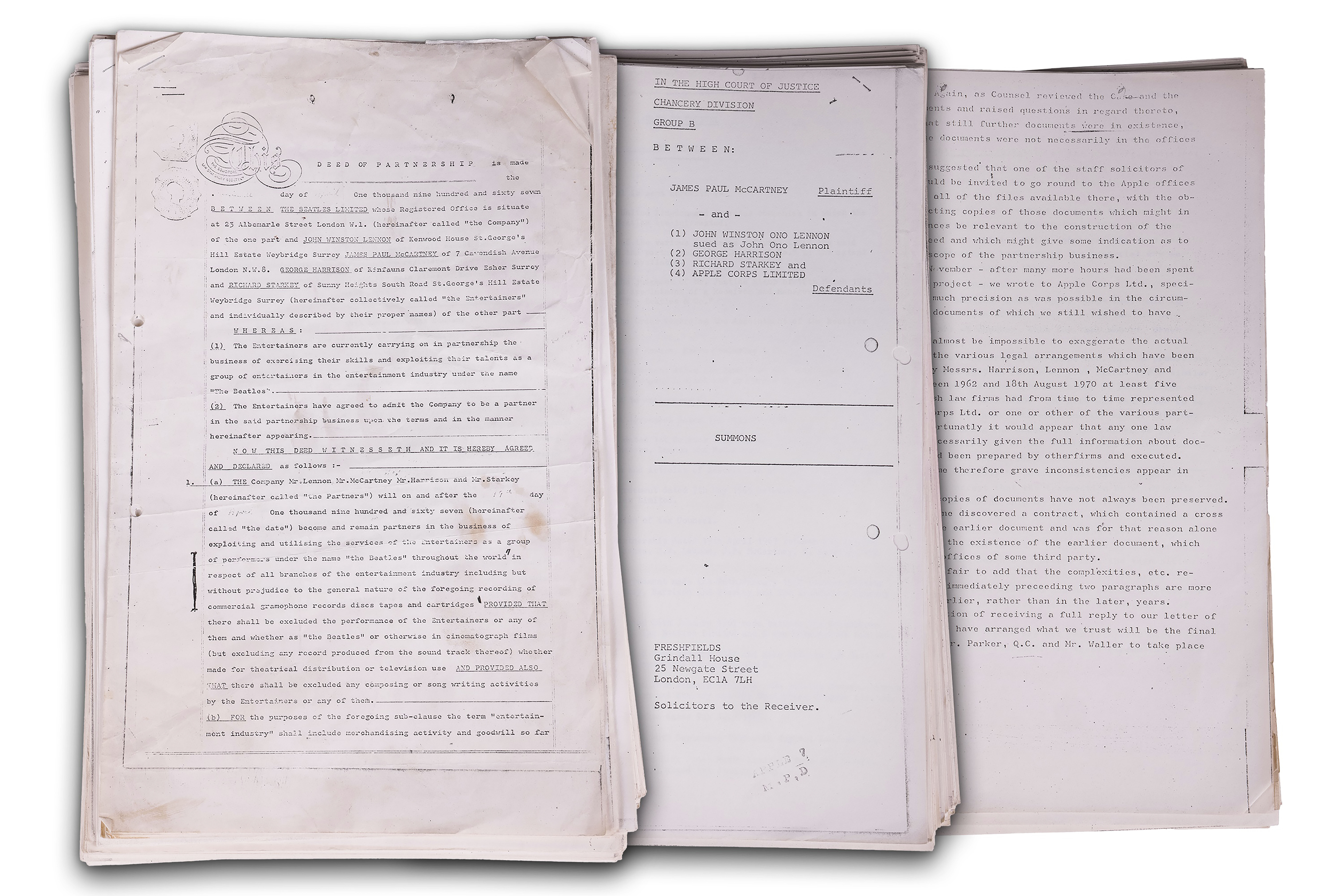 LONDRES, 12/12/2024.- Más de 300 páginas de documentos legales que revelan información inédita sobre la separación de The Beatles, formalizada en 1974, se subastaron este jueves en Londres por 9.000 libras (10.899 euros). Este precio de martillo, alcanzado esta tarde durante la puja de Entretenimiento y Objetos de Recuerdo de la casa de subastas Dawsons, fue superior a la primera estimación, que otorgaba a los papeles un valor de entre 5.000 y 8.000 libras (entre 6.055 y 9.689 euros). EFE/DAWSONS SOLO USO EDITORIAL/SOLO DISPONIBLE PARA ILUSTRAR LA NOTICIA QUE ACOMPAÑA (CRÉDITO OBLIGATORIO)