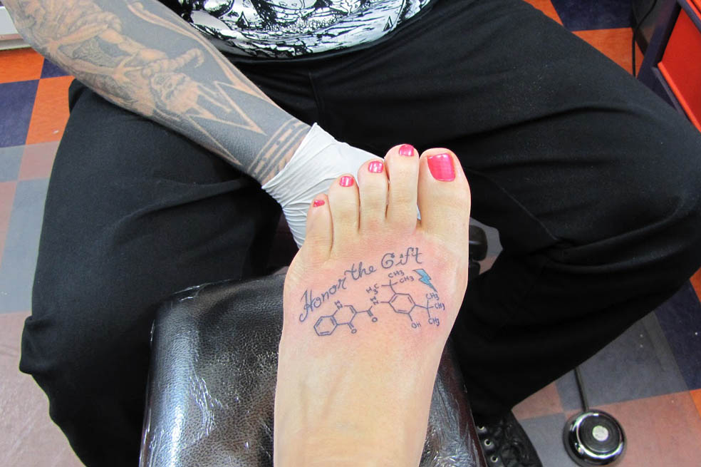 La norteamericana Rebecca Schroeder, de 34 años, se tatuó la estructura molecular del medicamento kalydeco, luego de ver los resultados que tuvo en su hijo que sufre de fibrosis quística.