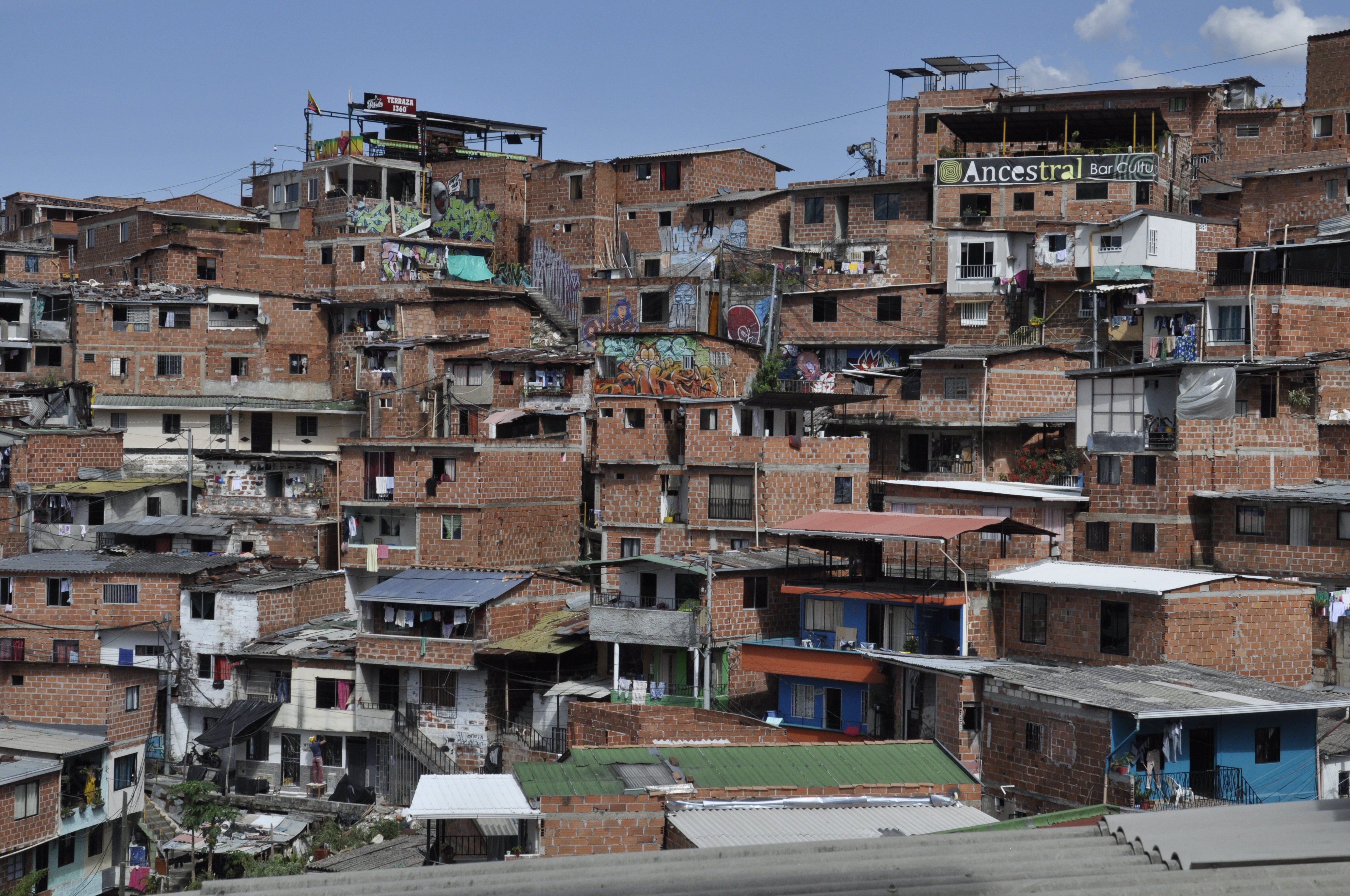 Hallan un hombre en estado de descomposición dentro de una casa en Medellín