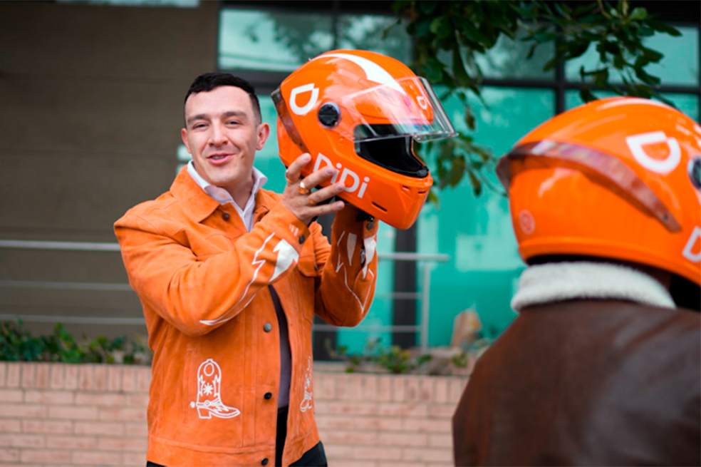 El cantante Luis Alfonso, nacido en Popayán, llega a tiempo a todas partes. DiDi Moto le ayuda.