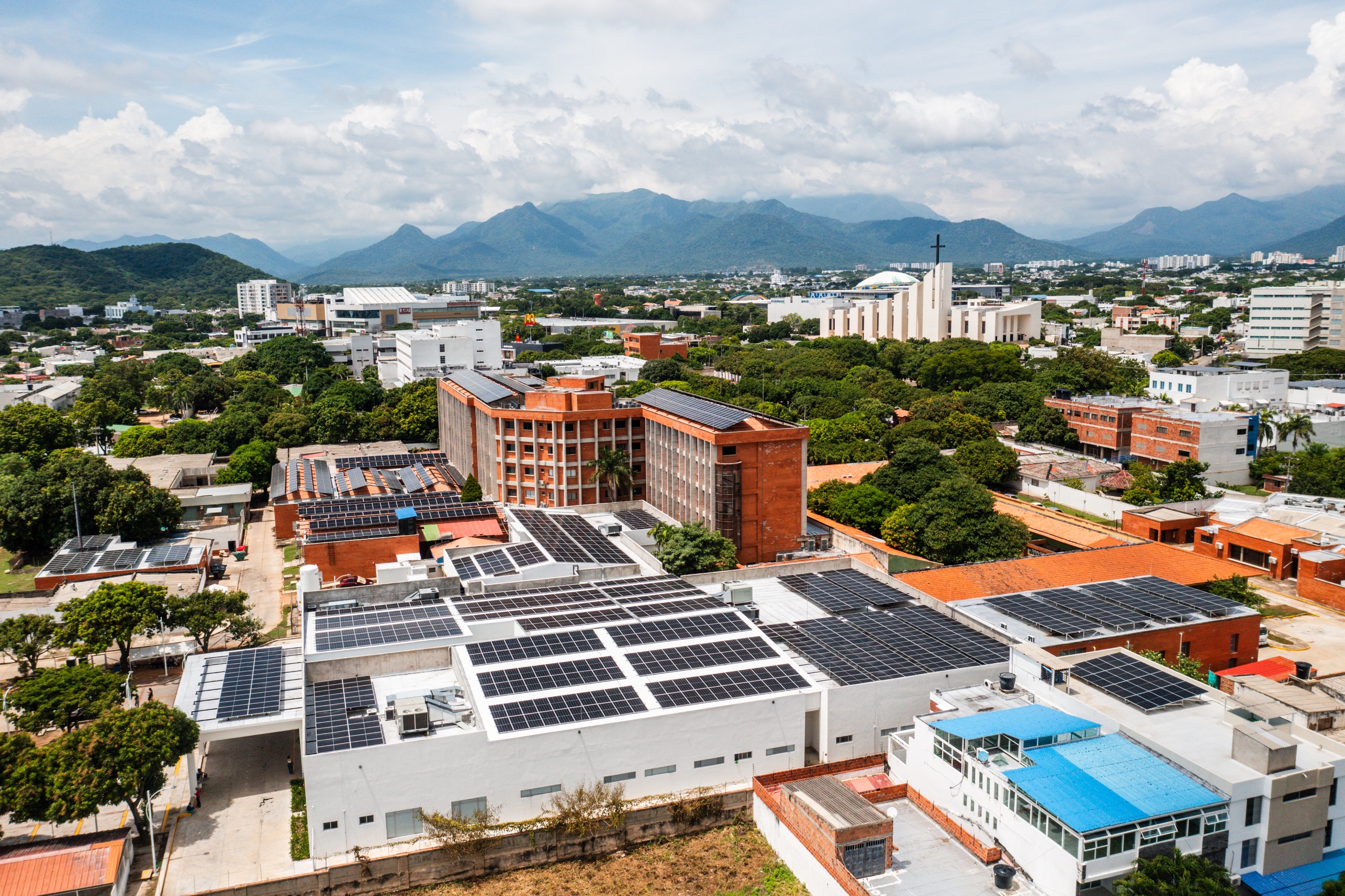 Módulos fotovoltaicos que surtirán de energía a tres hospitales en Valledupar, en Cesar.