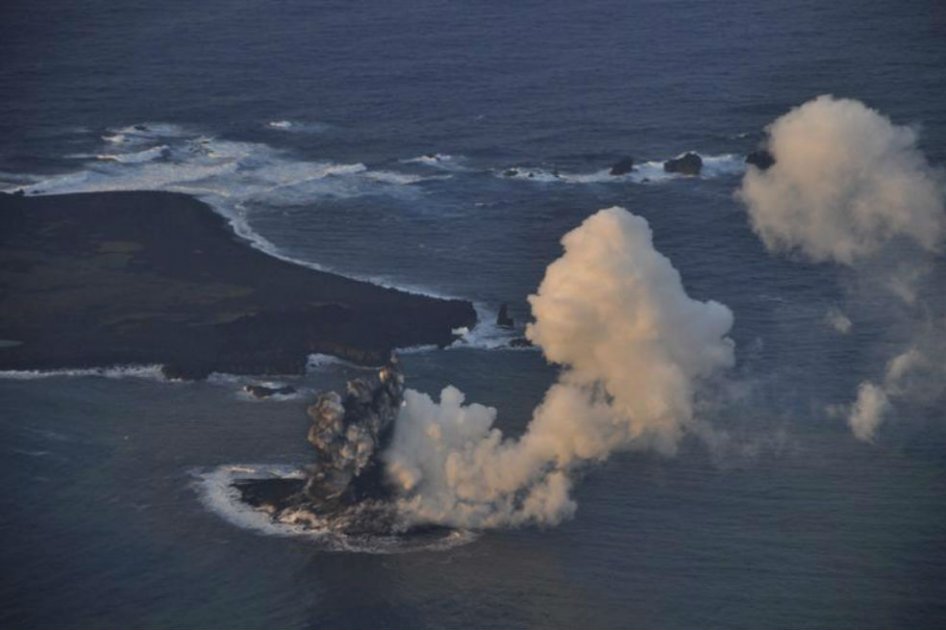 Fotografía facilitada por la Guardia Costera japonesa que muestra una vista aérea tomada este miércoles del humo generado por una erupción volcánica al sureste de la deshabitada isla volcánica de Nishinoshima, que pertenece al pequeño archipiélago de Ogasawara (Japón).