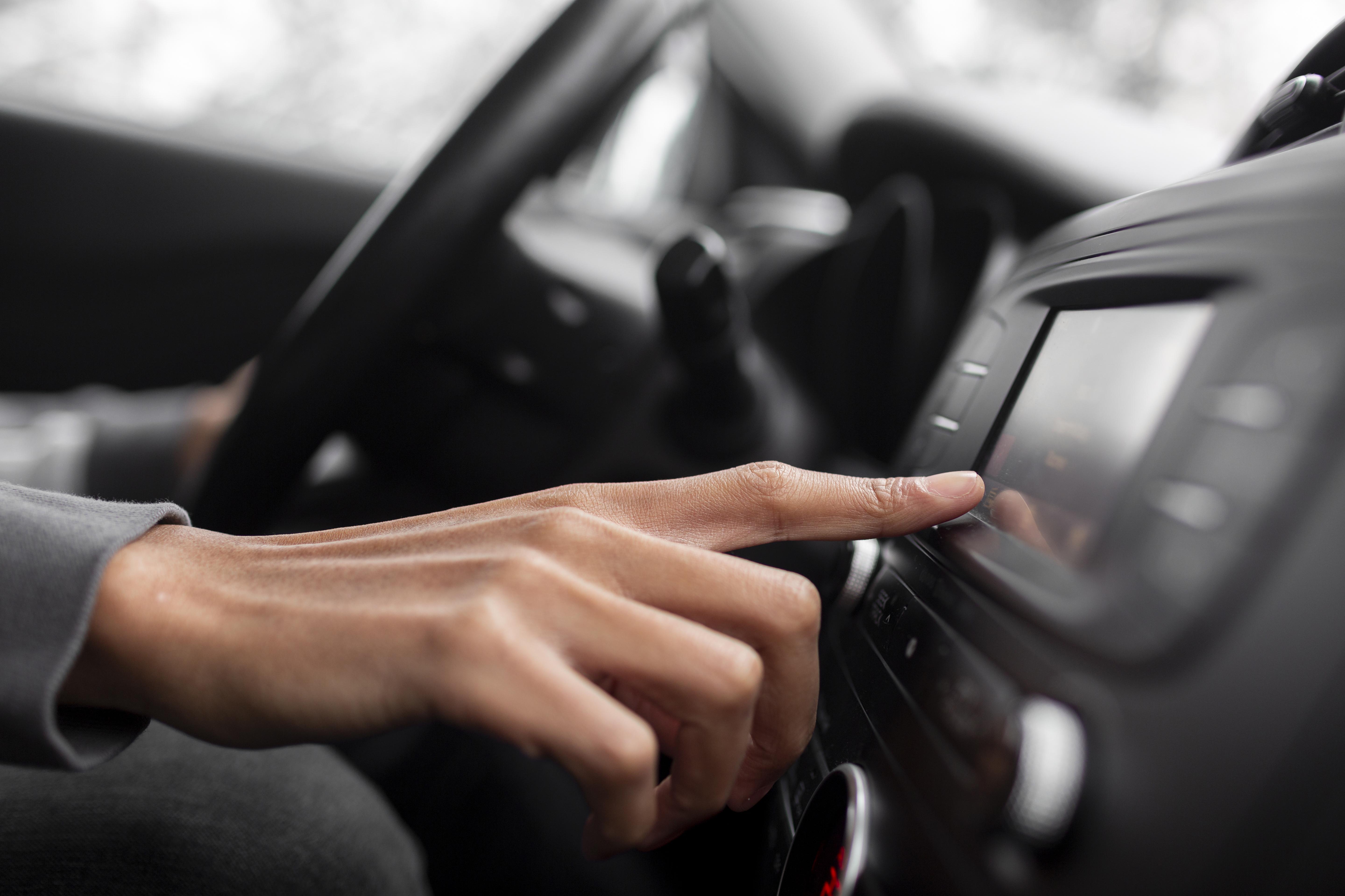 ¿Para qué sirve el botón Auto Hold en un carro y cómo usarlo correctamente?