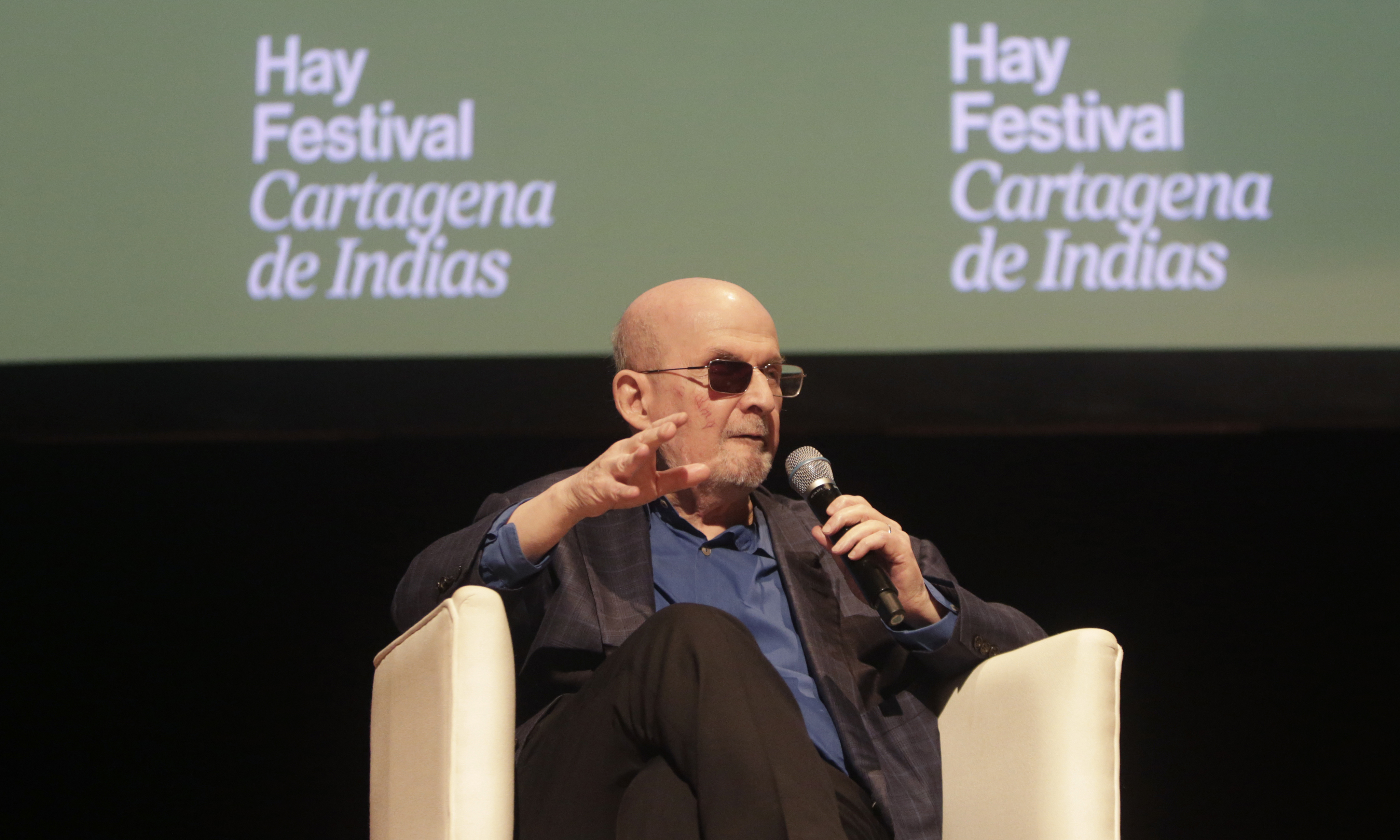 AME5726. CARTAGENA (COLOMBIA), 31/01/2025.- El escritor británico-estadounidense de origen indio, Salman Rushdie, habla junto al escritor colombiano, Juan Gabriel Vásquez, durante la segunda jornada de la vigésima edición del Hay Festival este viernes, en Cartagena (Colombia). Rushdie quien es el invitado especial del vigésimo Hay Festival de Cartagena dijo que a pesar del apuñalamiento que sufrió en 2022 siguió "siendo el escritor" que siempre quiso ser. EFE/ Ricardo Maldonado Rozo