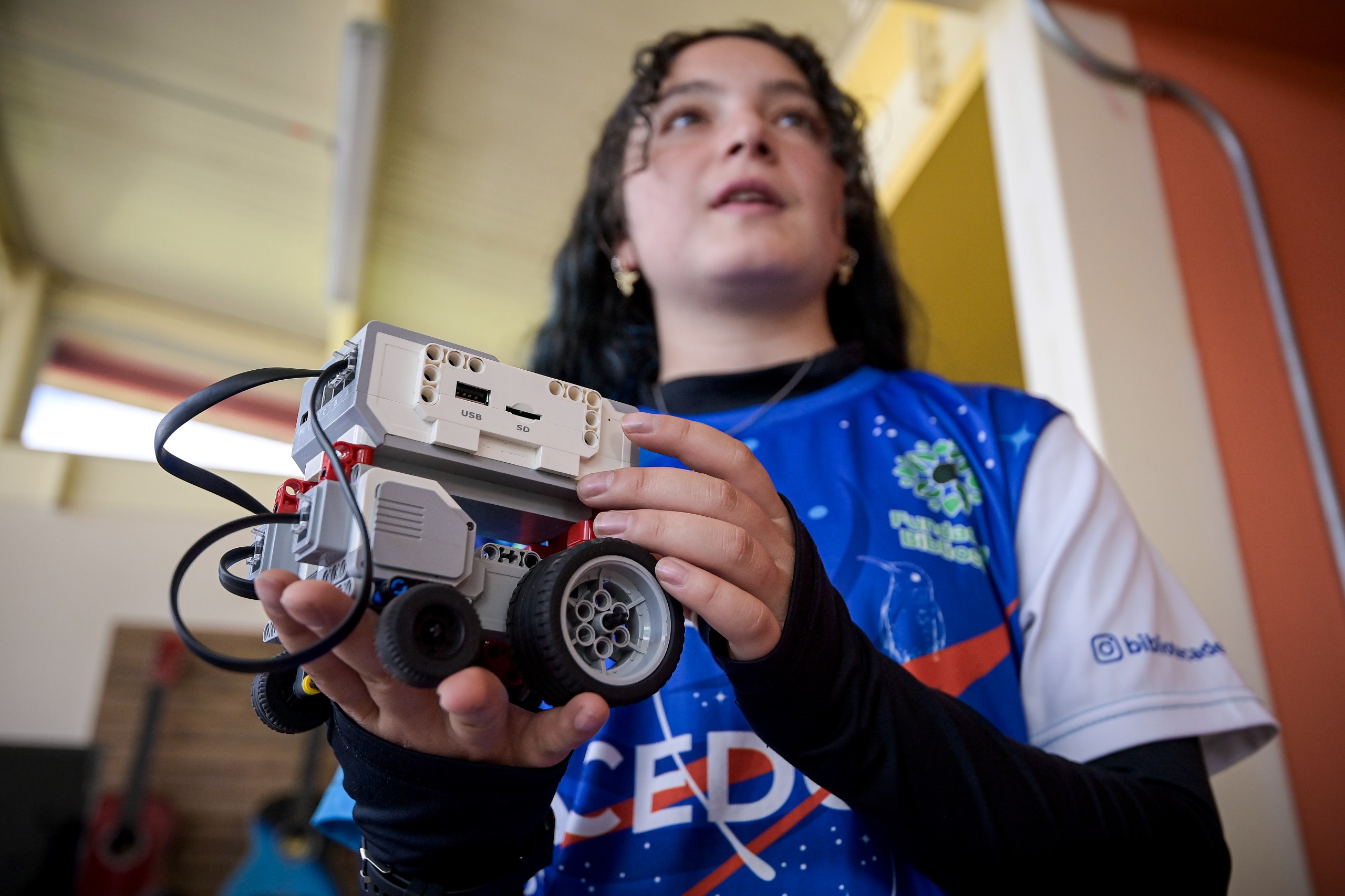 Nari Barreto Morales con uno de los robots hechos en la biblioteca de la vereda Quiba.