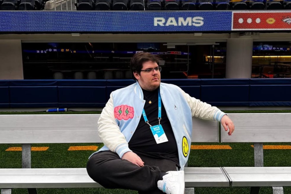 Él es Casimiro Miguel, el youtuber que transmitirá gratis los 104 partidos del Mundial 2026