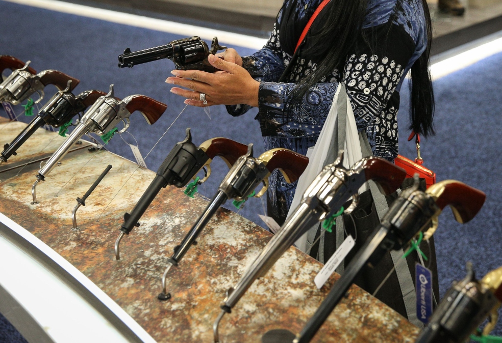 ¿A qué se debe el furor por las armas entre los brasileños en medio de la pandemia?