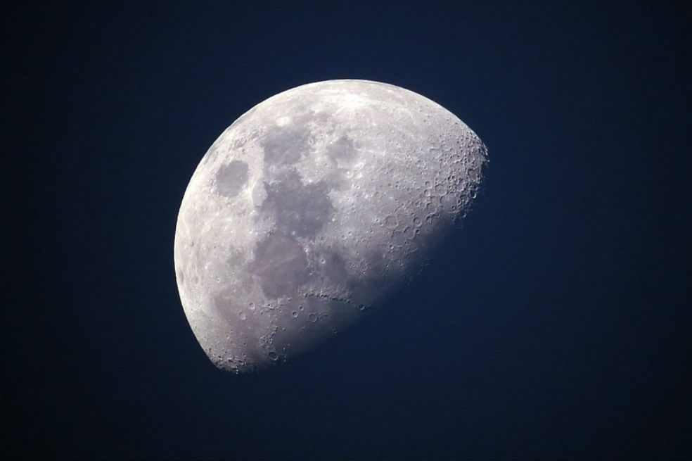 El agua en la Luna podría estar en «todas partes», según estudio