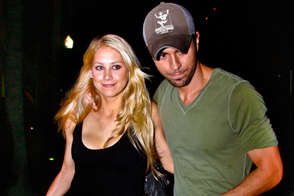 Anna Kournikova baila con su bebita una canción de Enrique Iglesias