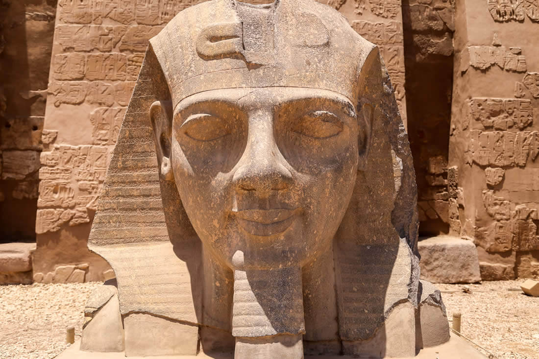 Ramsés II, quien vivió 3300 años atrás en Egipto, y fue uno de los faraones más célebres de la historia. Gobernó durante 65 años, aproximadamente, y al final de su reinado se autoproclamó "Dios viviente".