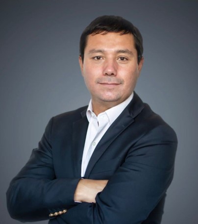 Máster en Planificación Estratégica en la Universidad Complutense de Madrid, Diplomado en Marketing y Ventas del ESE Business School de la Universidad de los Andes, Diplomado en Coaching Ejecutivo de la Pontificia Universidad Católica de Chile (PUC).
