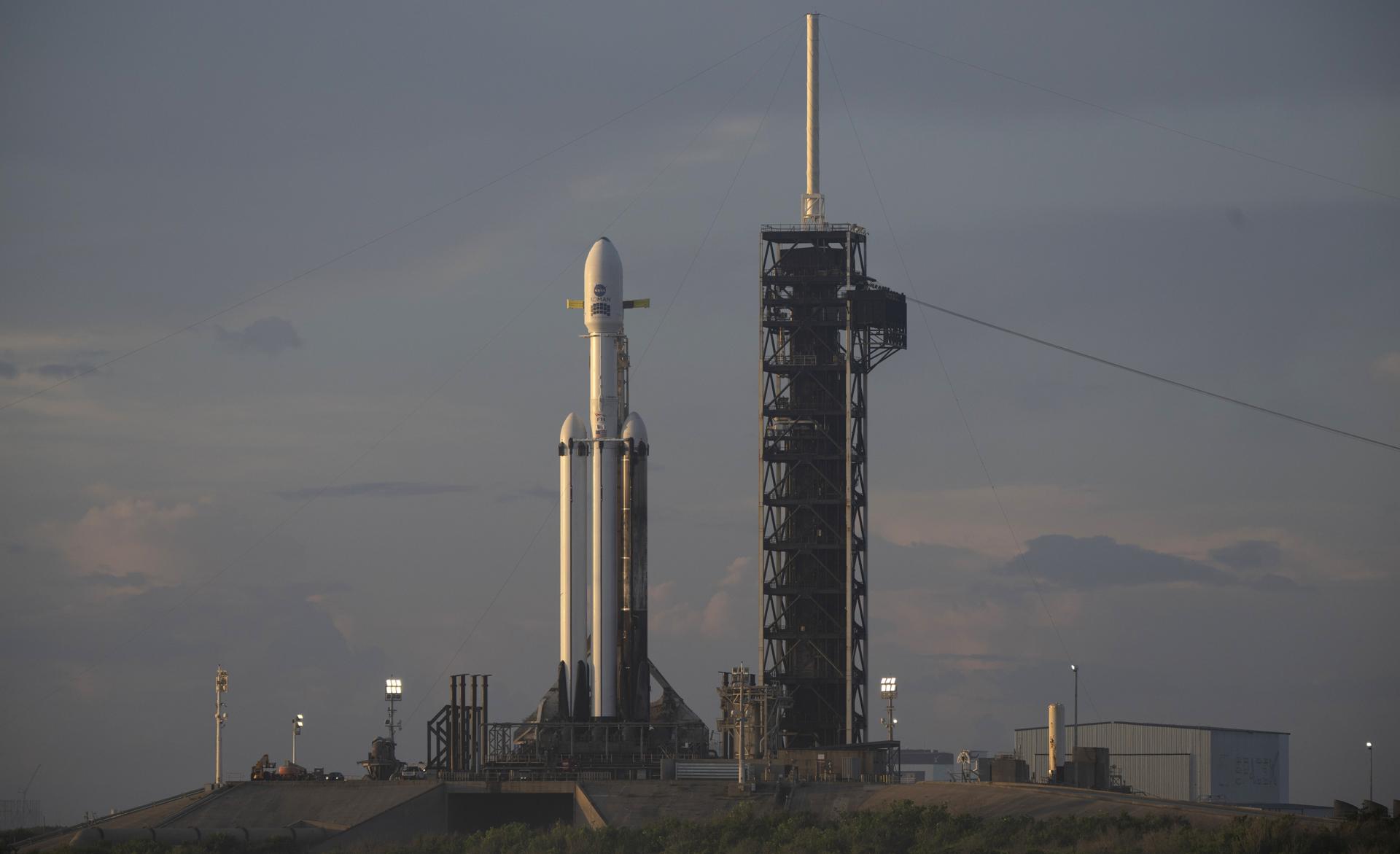 Florida (United States), 29/08/2026.- A handout photo made available by NASA shows NASA's Nancy Grace Roman Space Telescope, encapsulated in a protective payload fairing atop a SpaceX Falcon Heavy rocket during sunrise, at Launch Complex 39A at NASA's Kennedy Space Center in Florida, USA, 29 August 2026. Roman is set to investigate dark energy and dark matter, conduct a statistical census of planetary systems, and enable a broad range of additional astrophysics research, and its liftoff is scheduled for 30 August. EFE/EPA/NASA/JOEL KOWSKY HANDOUT MANDATORY CREDIT: NASA/JOEL KOWSKY
HANDOUT EDITORIAL USE ONLY/NO SALES