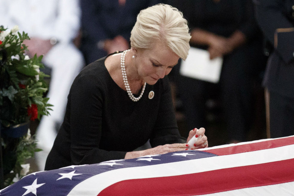 Estados Unidos despide al senador John McCain: esta fue su última advertencia