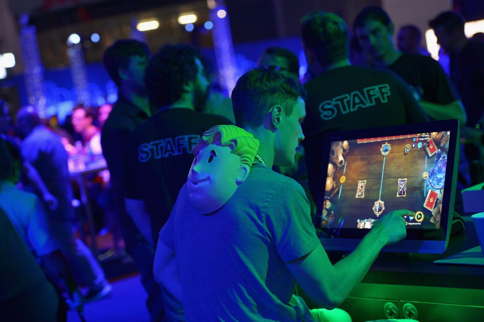Un fan jugando 'The Elder Scrolls: Blades', en vísperas del Electronic Entertainment Expo (E3), que se lleva a cabo en Los Ángeles del 12 al 14 de junio. / AFP