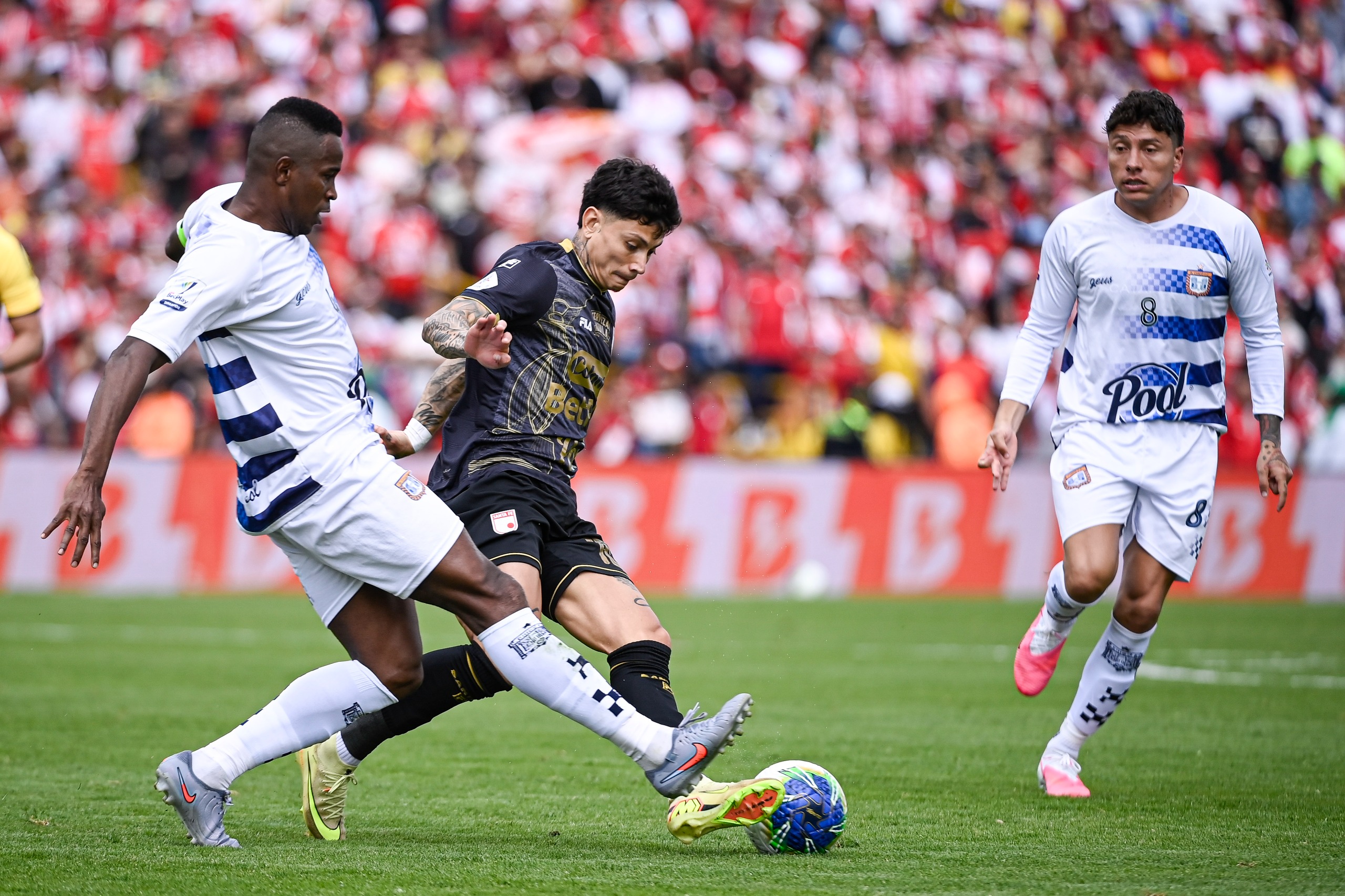 El cuadro cardenal sumó su primer triunfo del semestre en la Liga BetPlay con una victoria sobre el conjunto ajedrezado. Así se vivió el partido, que terminó 2-0 a favor de Santa Fe, con goles de Hugo Rodallega y Juan Palma (en contra).