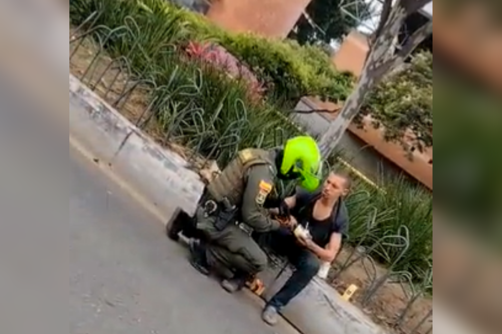En video: policía compartió su almuerzo con un habitante de calle en Medellín