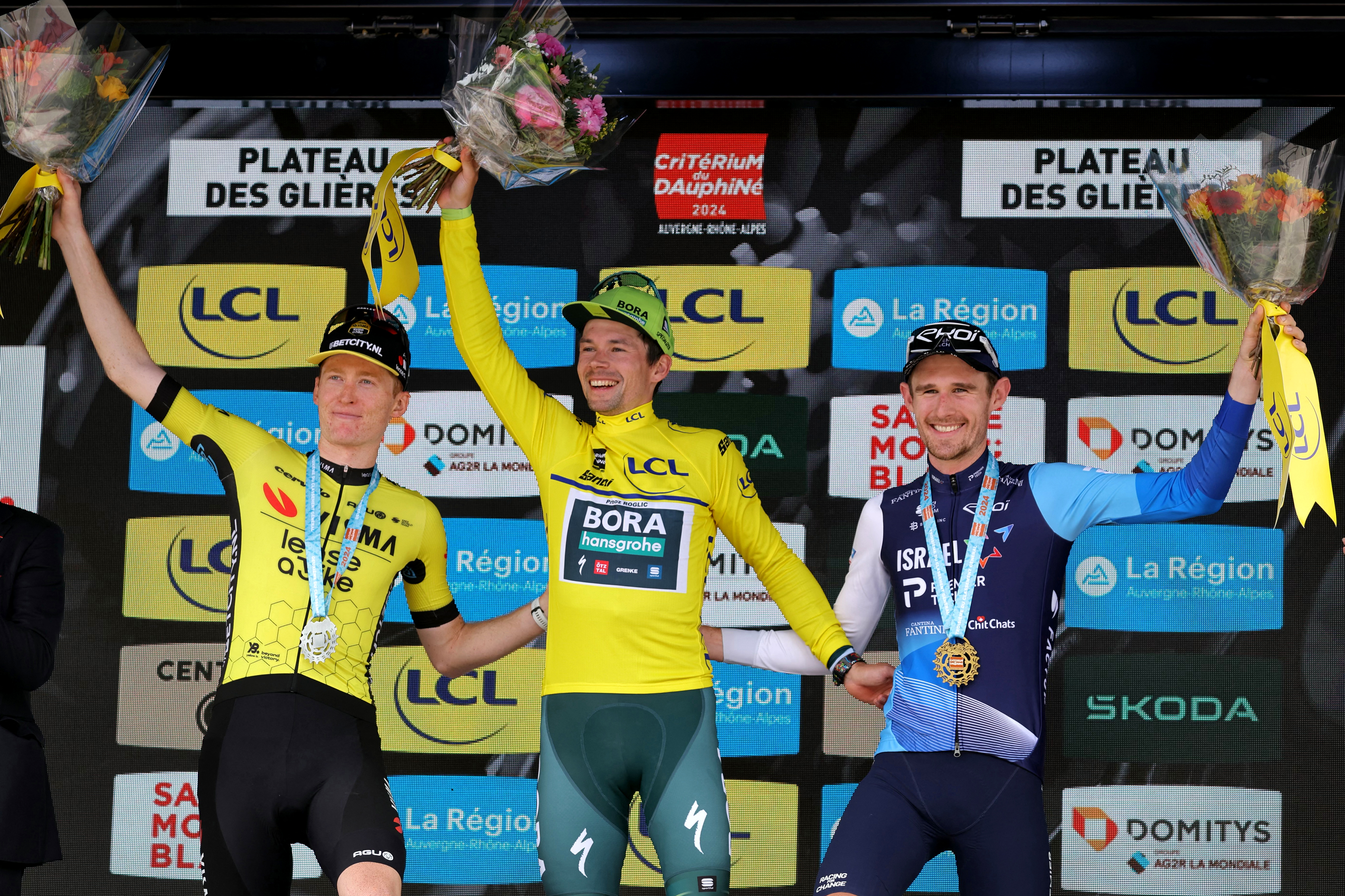 Primoz Roglic (cent.) celebra su título junto a Matteo Jorgenson (izq.), que llegó segundo, y Derek Gee (der.), que fue tercero.