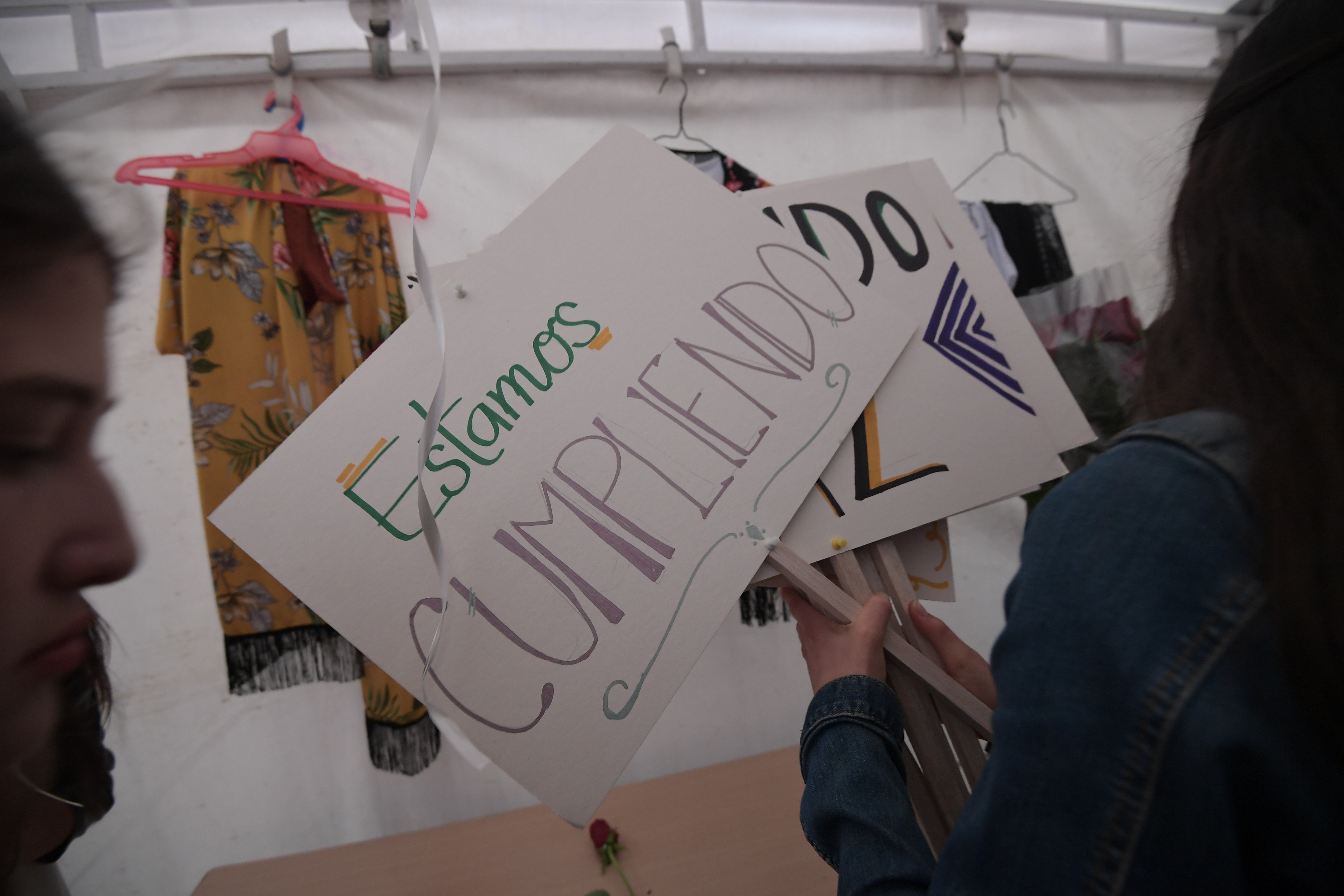 Desfile realizado por Tejiendo Paz, una cooperativa de excombatientes de las Farc, mostrando las prendas que hacen como kimonos, vestidos y chalecos de gamuza, este se realizo en un pasillo de la Universidad de Los Andes.