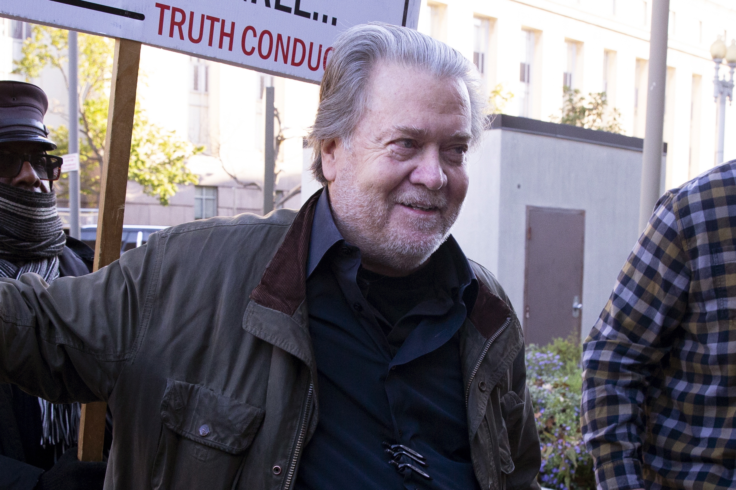 Steve Bannon, exasesor de Trump, condenado a cuatro meses de prisión por desacato