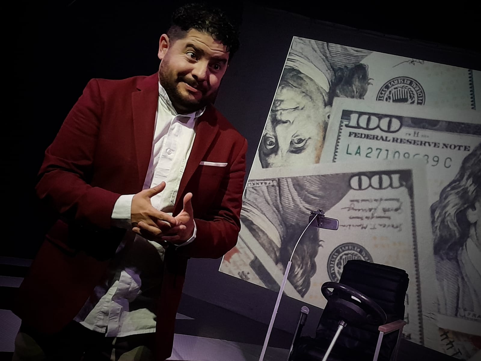 Saúl, interpretado por Daniel Calderón, es un coach de superación personal, quien cree que el dinero lo es todo, pero su pensamiento cambia cuando decide convertirse en conductor para un aplicativo de transporte.