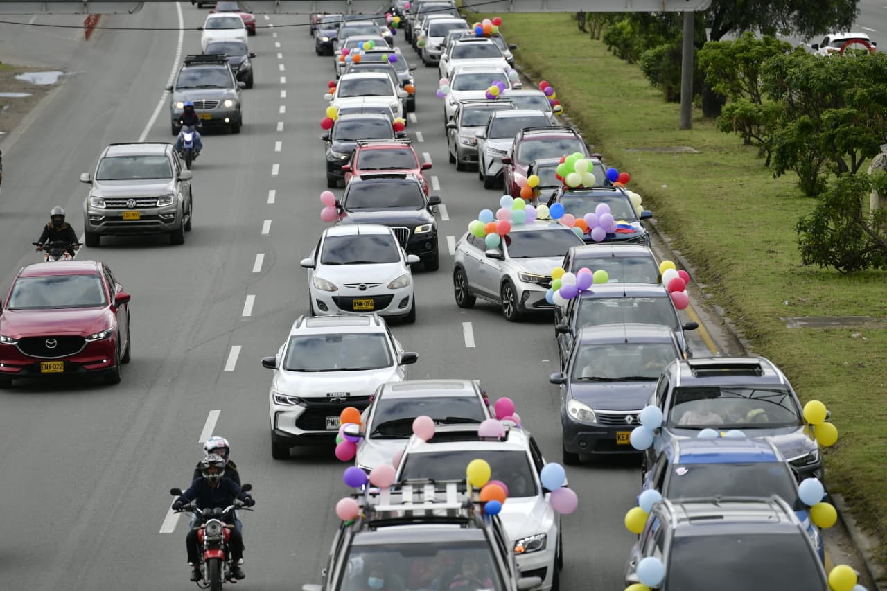 Carros con globos de varios colores se dirigían a despedir a la menor.