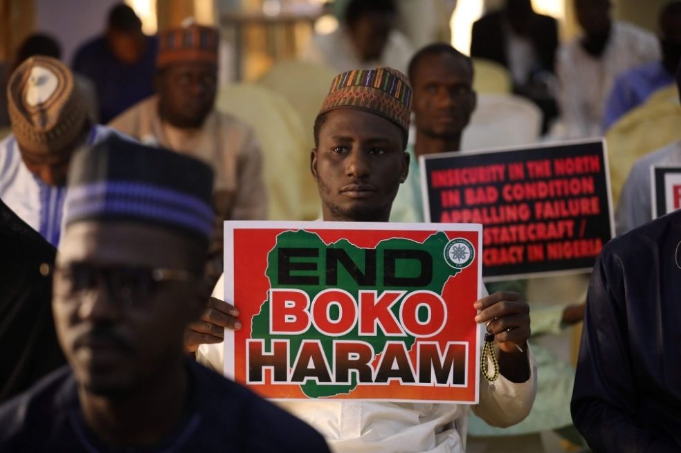 Un grupo de nigerianos se manifiestan para instar a las autoridades a rescatar a cientos de estudiantes por los terroristas de Boko Haram.