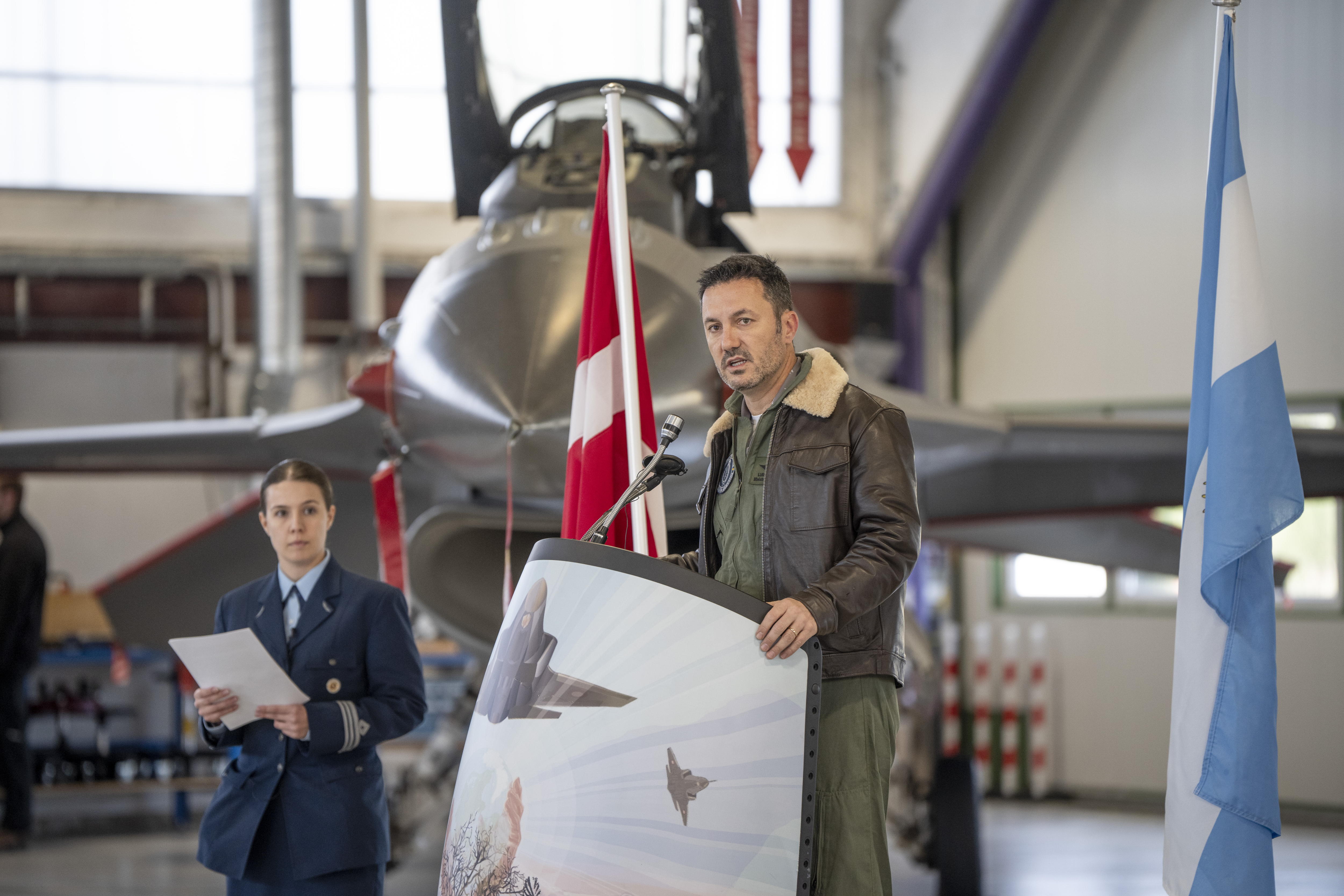 Skrydstrup (Denmark), 16/04/2025.- Argentina's Defense Minister Luis Alfonso Petri speaks at a press event at Skrydstrup Airport, in Jutland, Denmark, 16 April 2024, on the occasion of a signing ceremony of the contract for the sale of 24 Danish F-16 combat aircraft to Argentina. (Dinamarca) EFE/EPA/BO AMSTRUP DENMARK OUT