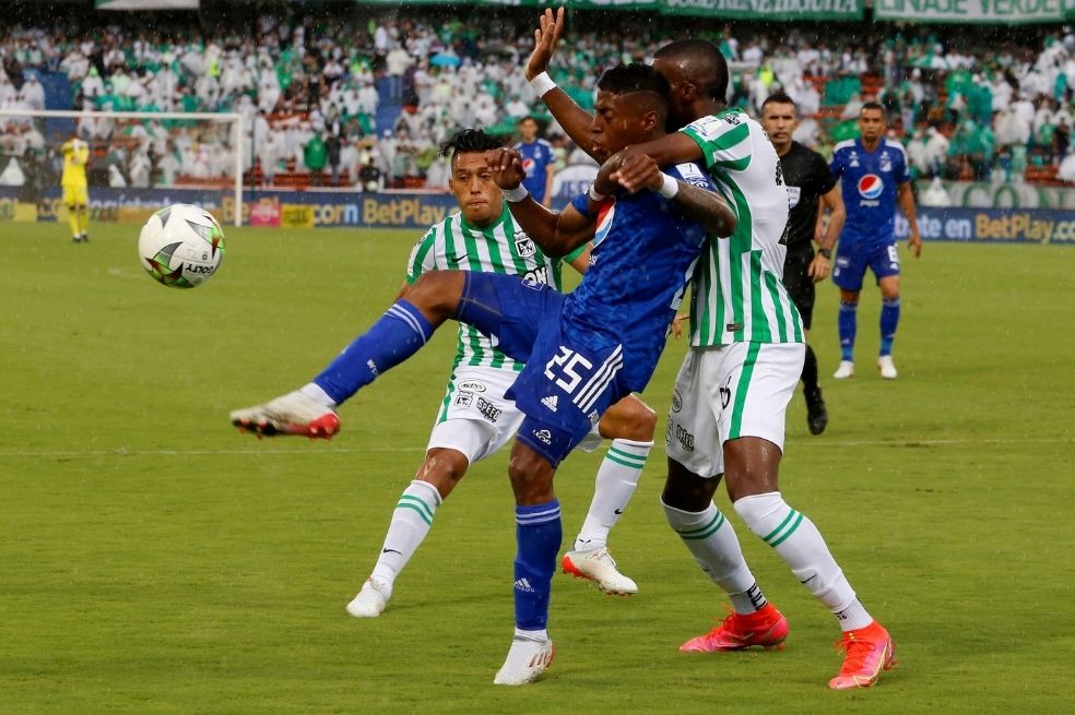 Jugadores de Millonarios denunciaron ataques a su bus en Medellín