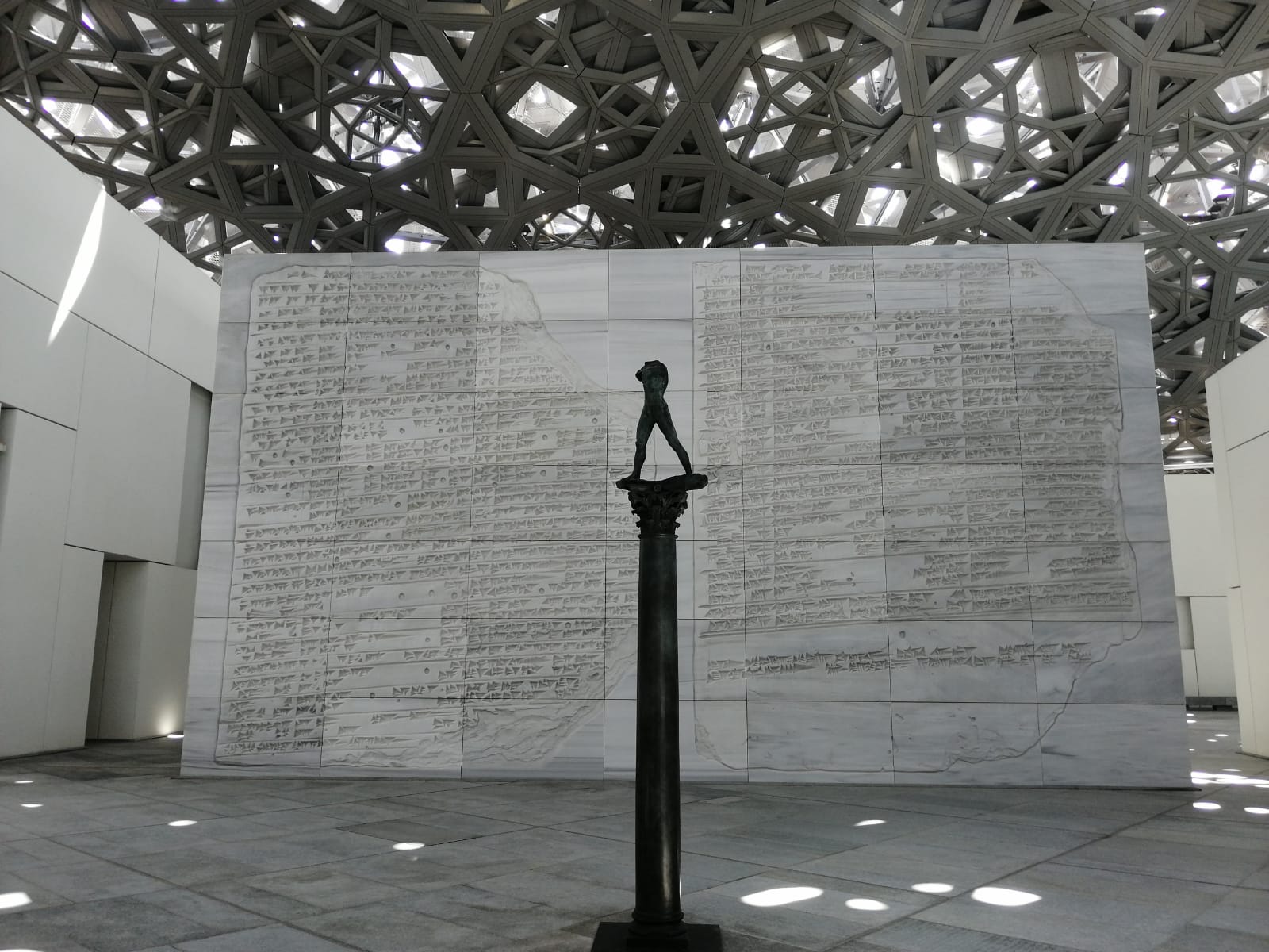 Seguridad de las obras prestadas al Louvre Abu Dabi preocupa a Francia en medio de la guerra