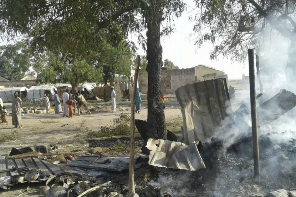 Al menos 90 muertos deja bombardeo en campo de desplazados de Nigeria