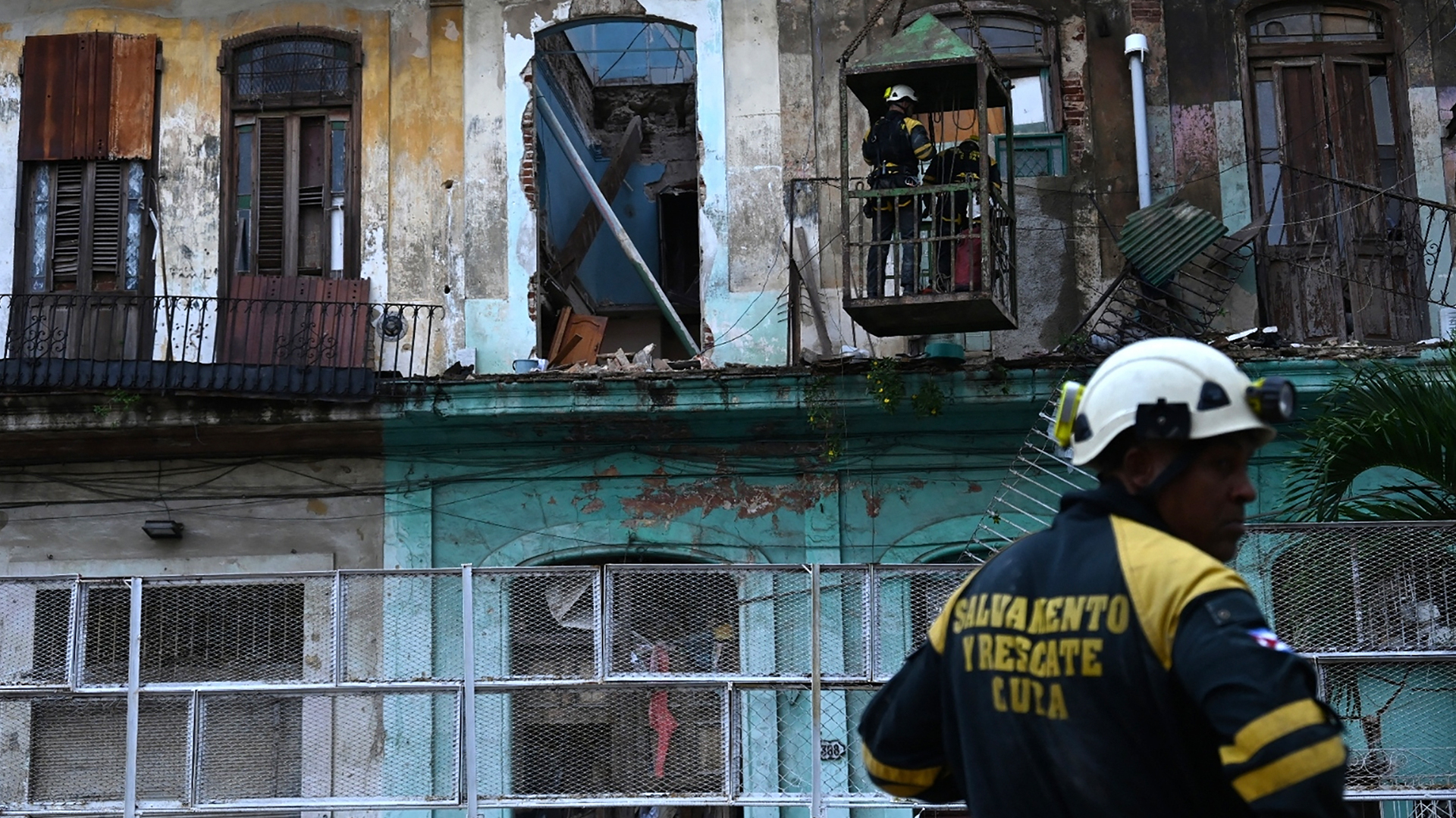 Un muerto y dos desparecidos por derrumbe de edificio en La Habana, Cuba