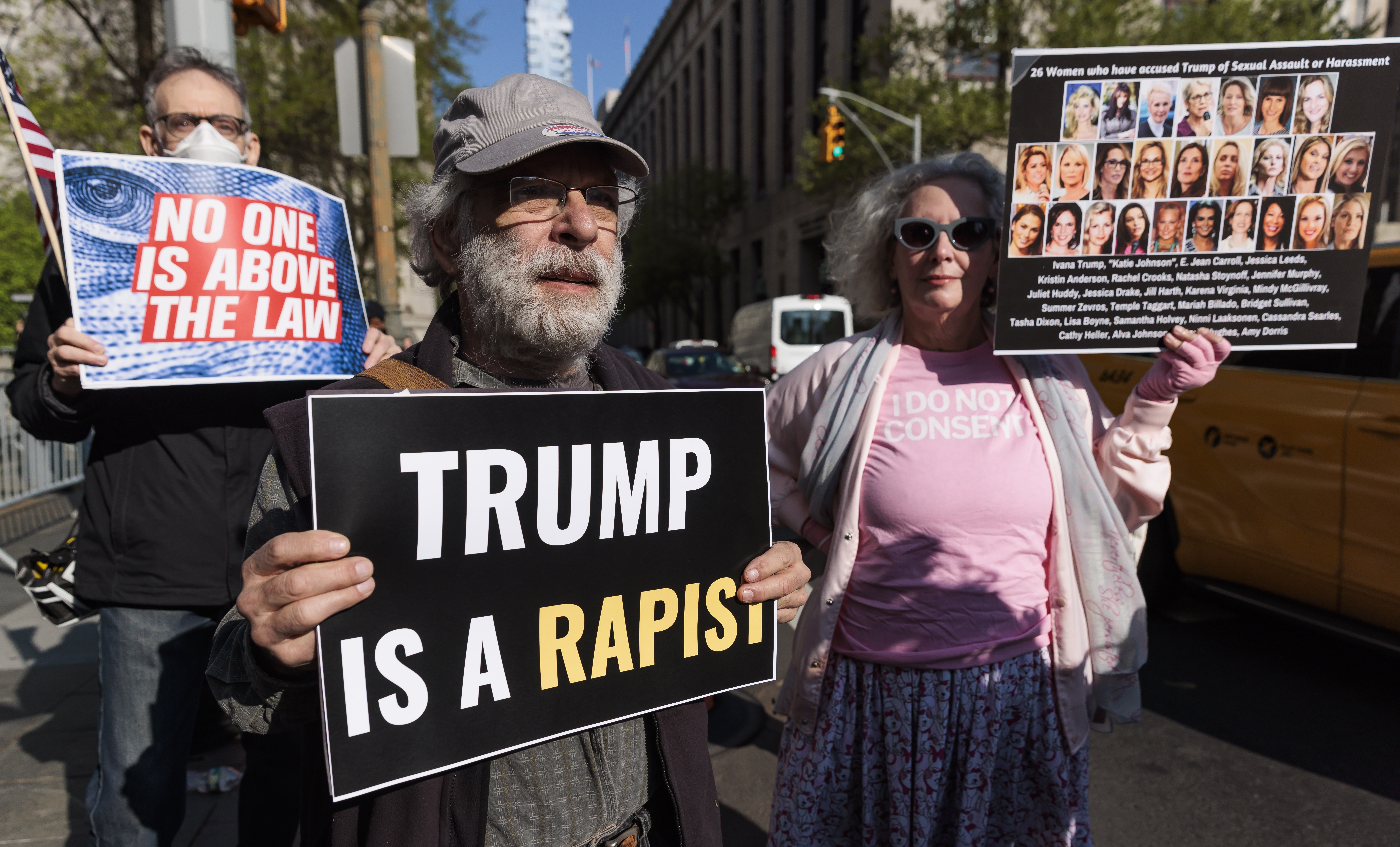 New York (United States), 25/04/2023.- People holding signs outside of a federal court house on the first day of the sexual assault and defamation civil lawsuit brought by E. Jean Carroll against former President Donald Trump in New York, New York, USA, 25 April 2023. Carroll alleges that Trump raped her in the dressing room of New York department store in the 1990s. (Estados Unidos, Nueva York) EFE/EPA/JUSTIN LANE