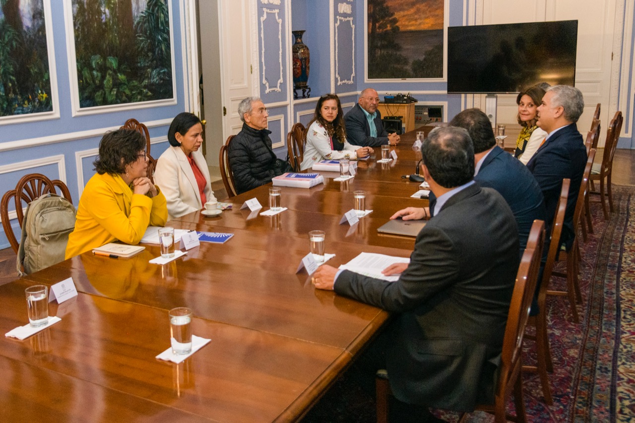 Duque recibe de manos de Francisco de Roux Informe Final de la Comisión de Verdad