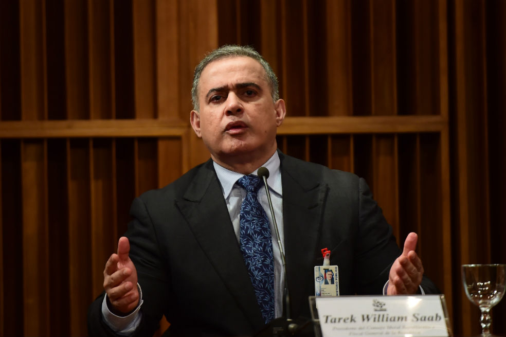 Piden arresto de esposo de exfiscal venezolana por supuesta corrupción