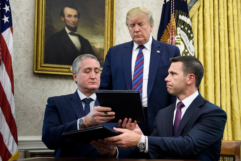 Donald Trump observa a Degenhart intercambiando documentos con McAleenan durante la firma del pacto migratorio.AFP¿En qué consiste el acuerdo?Conocido como el acuerdo del “tercer país seguro”, el convenio lo que busca es impedir que los solicitantes de asilo sean candidatos a recibir la protección de Estados Unidos si pasaron previamente por Guatemala y no solicitaron refugio primero en ese país.