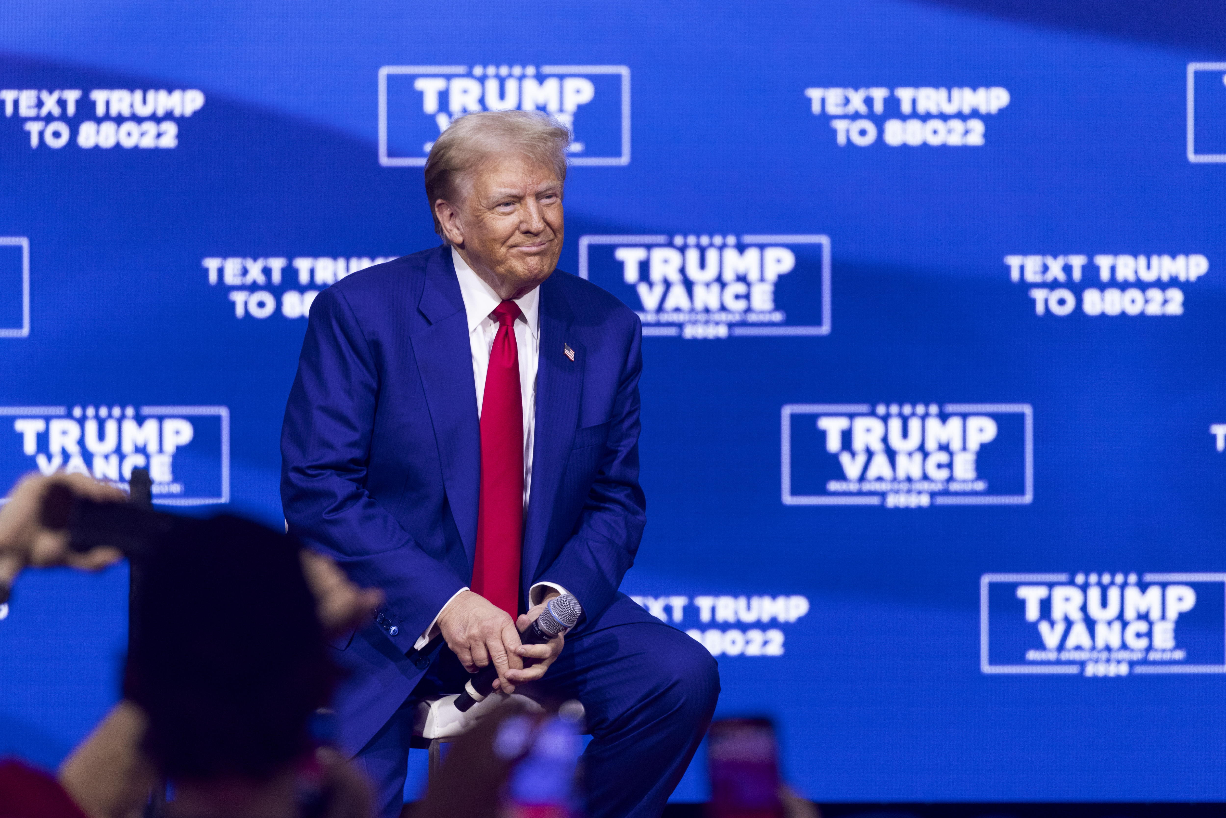 Oaks (United States), 14/10/2024.- Former US President and current Republican presidential nominee Donald Trump delivers remarks during a Town Hall meeting at the Greater Philadelphia Expo Center & Fairgrounds in Oaks, Pennsylvania, USA, 14 October 2024. Both Trump and Vice President and Democratic presidential nominee Kamala Harris are campaigning in Pennsylvania today, a key state to an an electoral college victory in November. (Filadelfia) EFE/EPA/SHAWN THEW