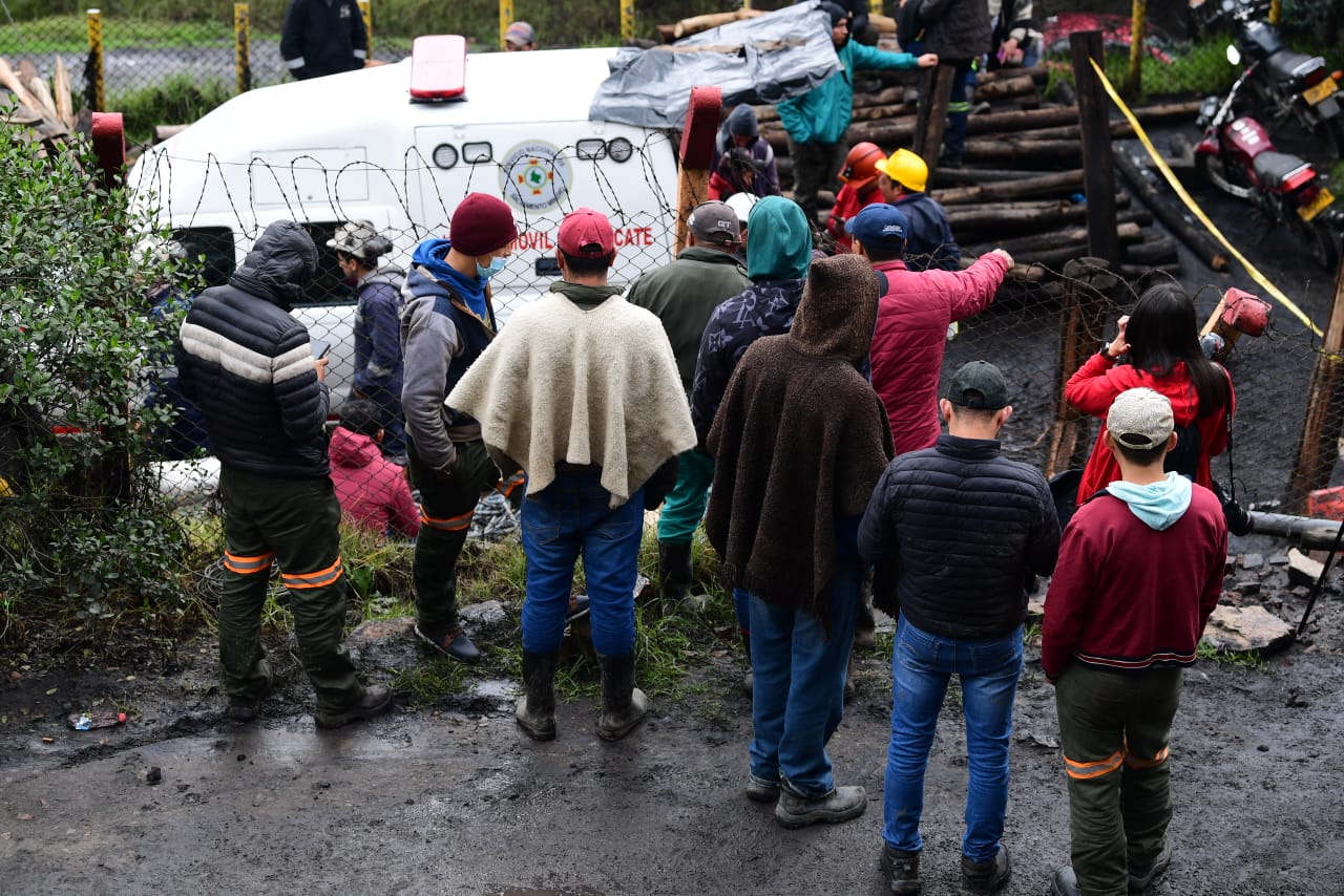 En el sitio también trabajan para aumentar el nivel de ventilación en las bocas de las minas afectadas, para garantizar el flujo de oxígeno bajo tierra.
