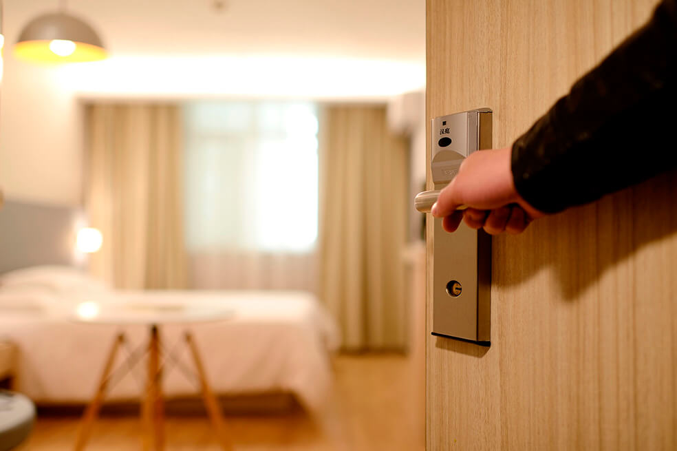 Pareja amasa fortuna inspirada en malas experiencias hoteleras