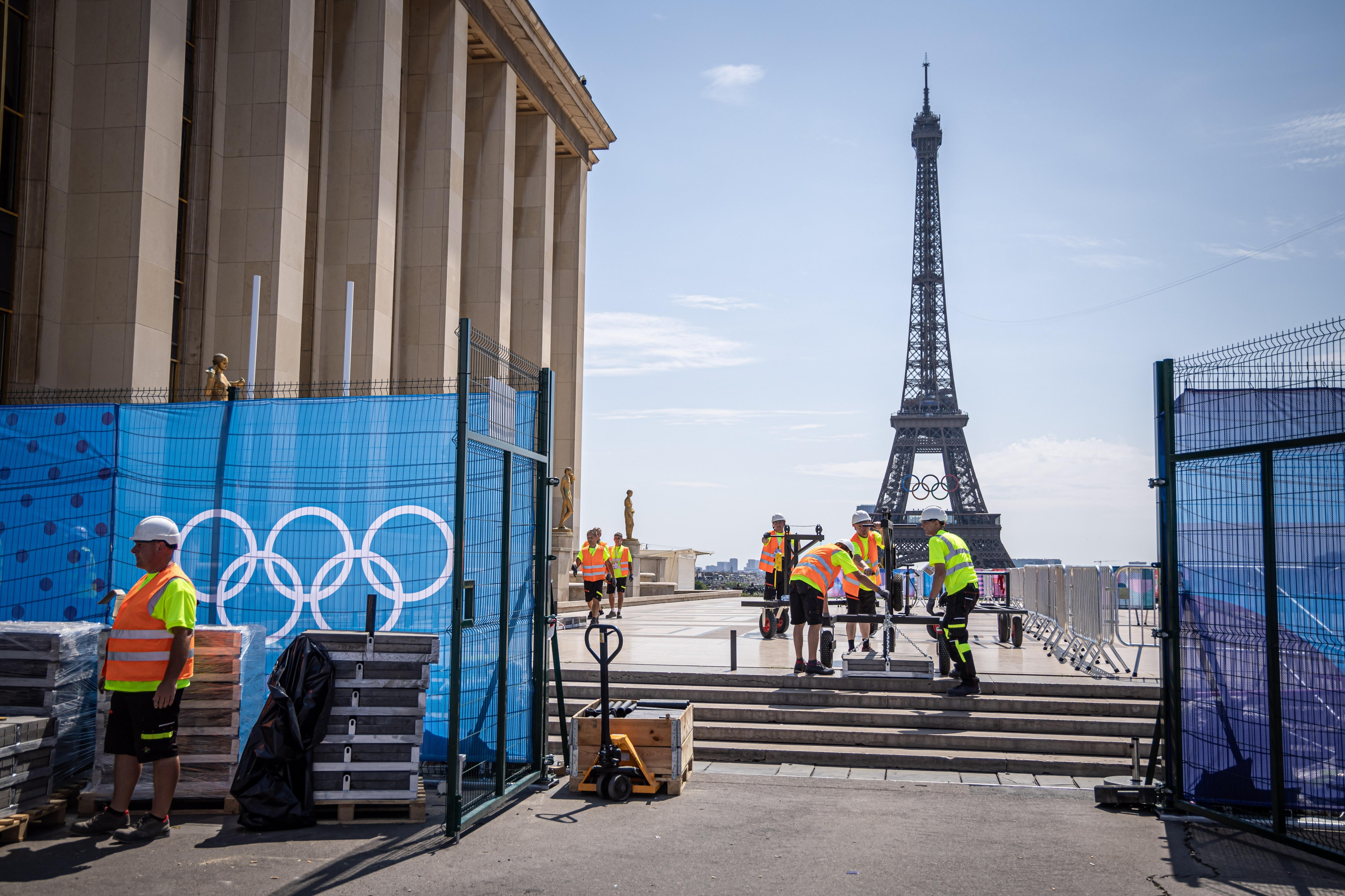 Paris (France), 19/07/2024.- Working operations continue on the site of the opening ceremony for the Paris 2024 Olympic Games, at Trocadero square in front of the Eiffel Tower in Paris, France, 19 July 2024. From 18 to 26 July, the day of the Opening Ceremony of the Paris 2024 Olympic Games, security measures will be put in place in the French capital along the Seine river's banks and quays ahead of the main event. The Summer Olympics are scheduled to take place from 26 July to 11 August. (Francia) EFE/EPA/CHRISTOPHE PETIT TESSON