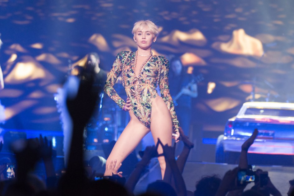 Miley Cyrus en la gira "Bangerz".